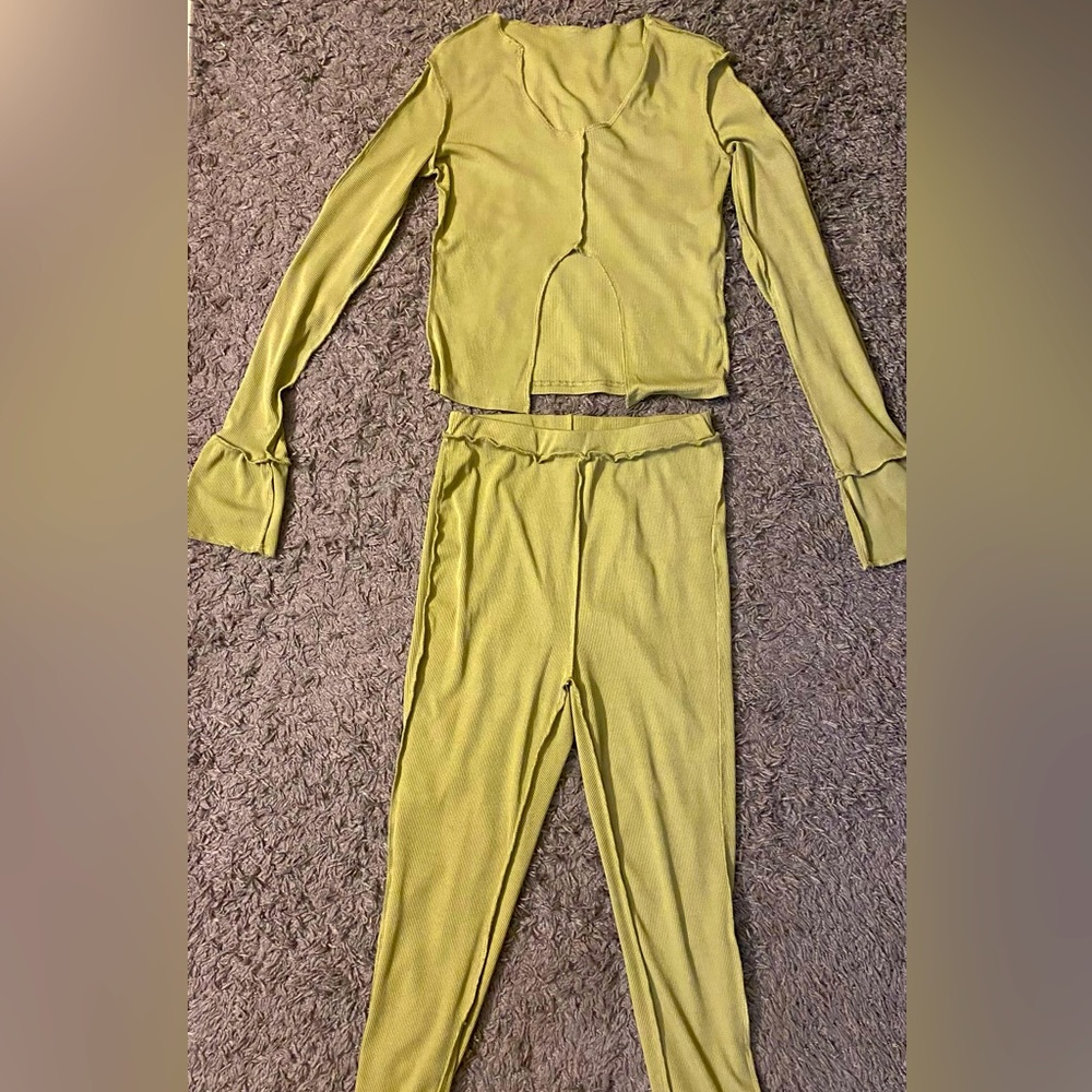 Pretty comfortable green 2 piece set. It’s supposed to be in and out.